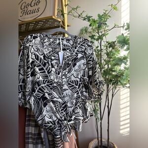 Floral Black and White Women's Top tie front nwt